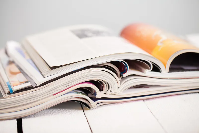 Pile de catalogues ouverts